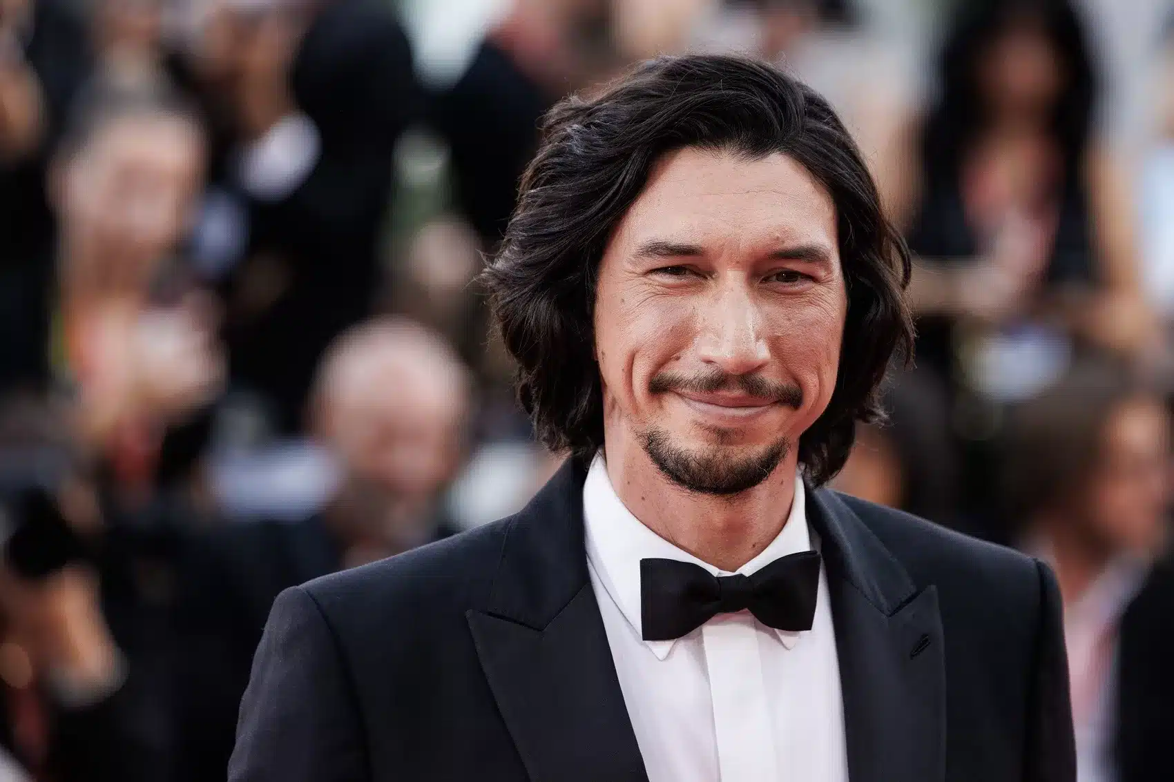 Kritika érte a Ferrari-filmet, mire Adam Driver Räikkönen stílusban reagált