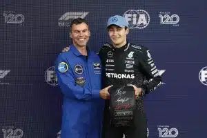 Marcus Wandt űrhajós, és George Russell az F1-es Brit Nagydíj pole pozíciója után