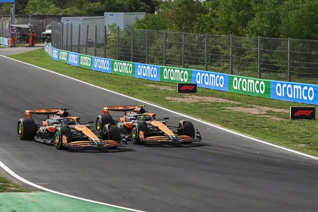 Lando Norris, Oscar Piasti (McLaren) fej-fej mellett