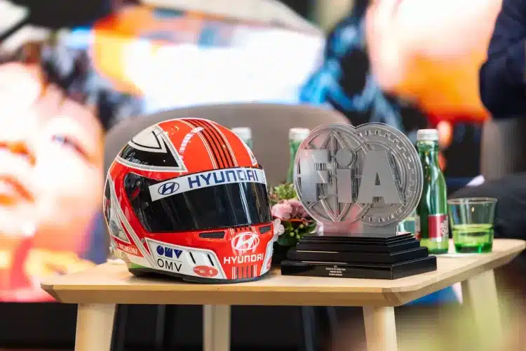 Michelisz Norbi hazatért a legújabb bajnoki trófeájával!