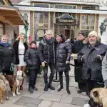 A Noé Állatotthon, a Szurkolók az Állatokért, és a Macskaárvaház Alapítvány képviselői, valamint Csősz Boglárka, Vajtó Lajos és Náksi Attila a Vörösmarty téri karácsonyi vásárban