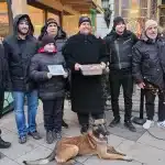 A Noé Állatotthon, a Szurkolók az Állatokért, és a Macskaárvaház Alapítvány képviselői, valamint Kiss Norbi és Náksi Attila a Vörösmarty téri karácsonyi vásárban