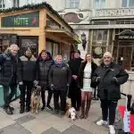 A Noé Állatotthon, a Szurkolók az Állatokért, és a Macskaárvaház Alapítvány képviselői, valamint Csősz Boglárka, Vajtó Lajos és Náksi Attila a Vörösmarty téri karácsonyi vásárban