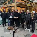 A Noé Állatotthon, a Szurkolók az Állatokért, és a Macskaárvaház Alapítvány képviselői, valamint Kiss Norbi és Náksi Attila a Vörösmarty téri karácsonyi vásárban