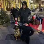 Kiss Norbi és Gilyén krisztián egy kutyus társaságában a Vörösmarty téri karácsonyi vásárban