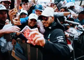 Para lehet a rajongói ajándék: Így dolgozott Hamilton biztonsági őre a Mercedesnél