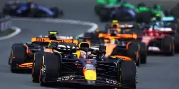 F1-es mezőny, rajt után, Max Verstappen vezetésével. 2024, Holland Nagydíj
