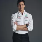 Toto Wolff az új, 2025-ös Mercedes x Adidas overálban