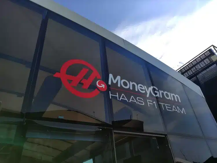 Lebuktak! Itt a Haas 2025-ös F1-es autója, ráadásul már az új festéssel!