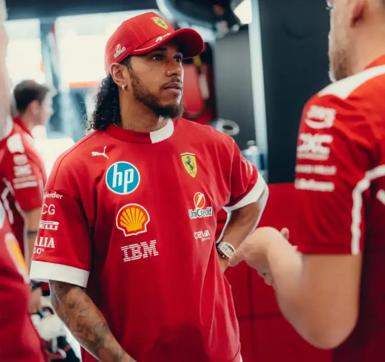 Hamilton elmondta, hogy mi volt a legőrültebb dolog, amit alá kellett írnia
