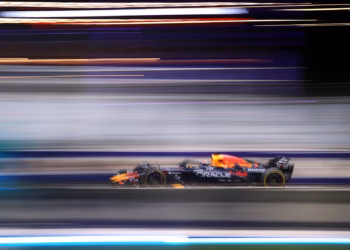 Erre nem számítottunk: Verstappen pole-ban, Norris a falban!