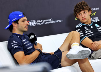 Russell valódi logisztikai problémaként azonosította Sainz „elég drága kakiját”