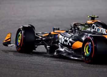 McLaren az élen, Red Bull a falban a második szabadedzésen