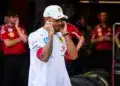 Hamilton csupa fehérben jelent meg a Met-gálán, az F1-film főszereplője overállban, amit letéptek róla