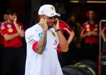 Hamilton csupa fehérben jelent meg a Met-gálán, az F1-film főszereplője overállban, amit letéptek róla