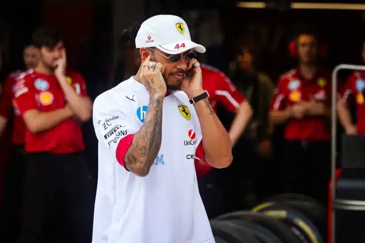 Hamilton csupa fehérben jelent meg a Met-gálán, az F1-film főszereplője overállban, amit letéptek róla