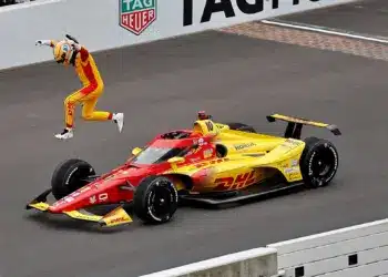 Leintésig tartó izgalmak közepette nyerte meg az idei Indy 500-at Álex Palou
