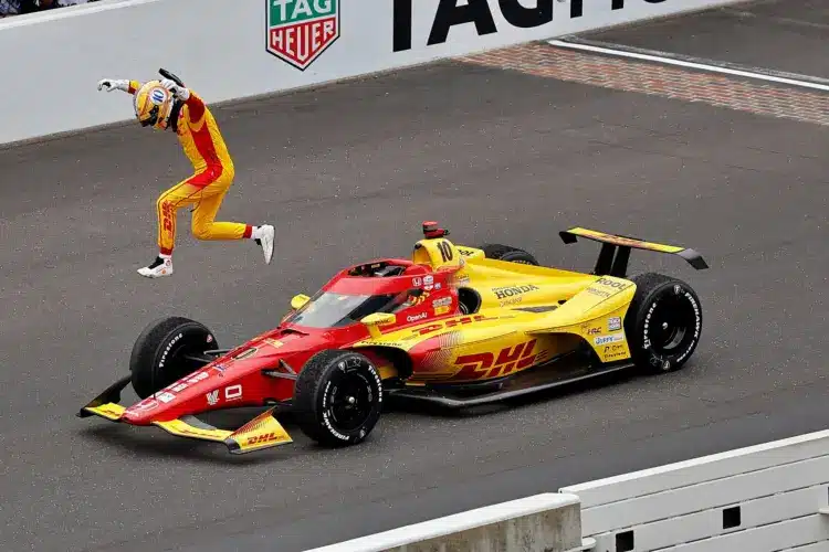 Leintésig tartó izgalmak közepette nyerte meg az idei Indy 500-at Álex Palou