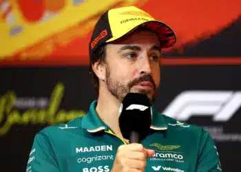Tsunoda méretével poénkodott Monaco kapcsán Alonso