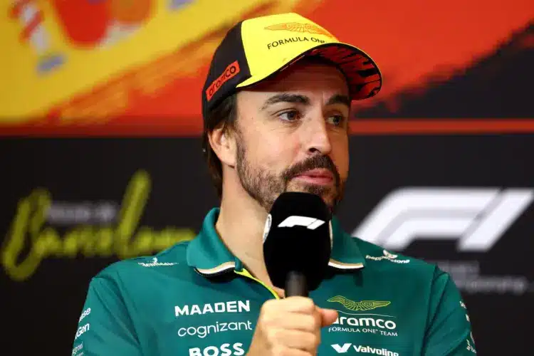 Tsunoda méretével poénkodott Monaco kapcsán Alonso