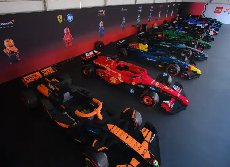 LEGO autókban ülve vonultak fel az F1-es versenyzők Miamiban!