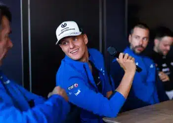 Újabb autóversenyző segíti Schumacher karrierjét