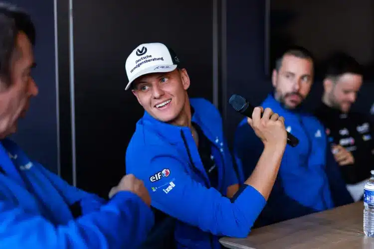 Újabb autóversenyző segíti Schumacher karrierjét