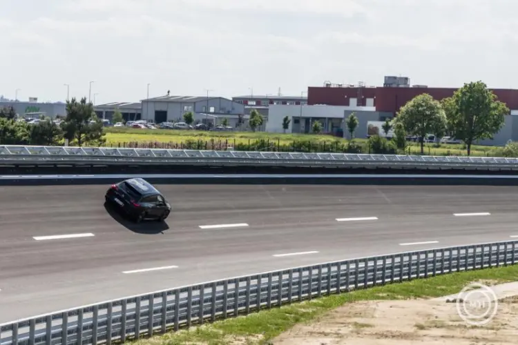 Átadták a ZalaZONE nagy sebességű oválpályáját