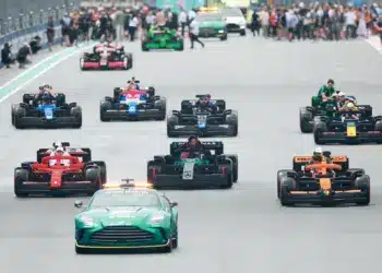 10 életnagyságú, vezethető LEGO F1 versenyautót mutattak be a Miami Nagydíjon, a csapatok pilótáival a volánnál