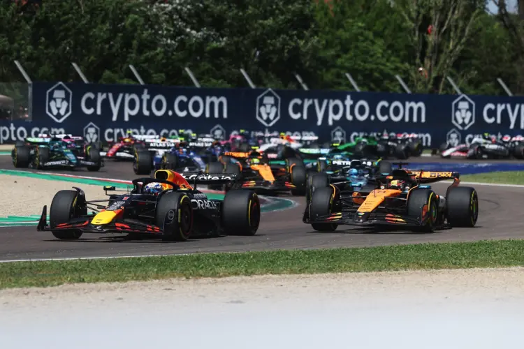 Nem neki kedvezett a biztonsági autó, mégis nyert Verstappen Imolában