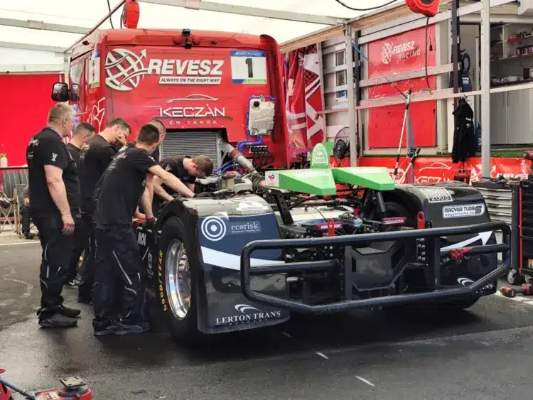 Dráma Misanóban: Kiss Norbi az utolsó helyről indul, Reinert a Révész Racing korábbi kamionjával ötödik!
