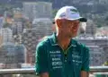 Tátott szájjal ámulnak az Aston Martin dolgozói Newey-n