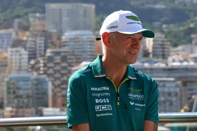 Tátott szájjal ámulnak az Aston Martin dolgozói Newey-n