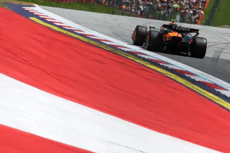 A két McLaren simán nyerte a harmadik szabadedzést Ausztriában
