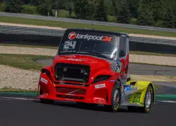 Faas meglepetésre az egyik legjobb volt a Slovakia Ringen a Freightliner-Mercedesszel – videó