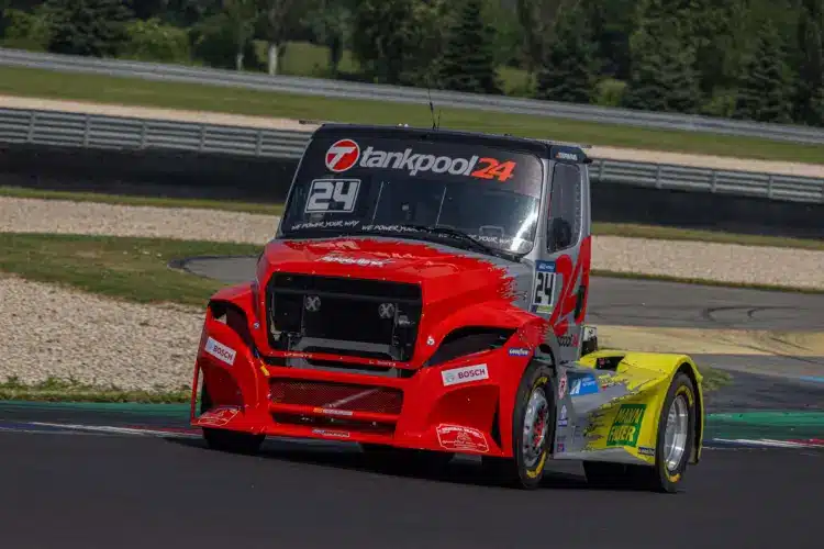 Faas meglepetésre az egyik legjobb volt a Slovakia Ringen a Freightliner-Mercedesszel – videó
