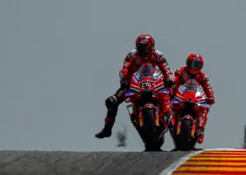 Mosoly és bizonytalanság: eltérő hangulat Bagnaia és Márquez oldalán a Ducati-teszten