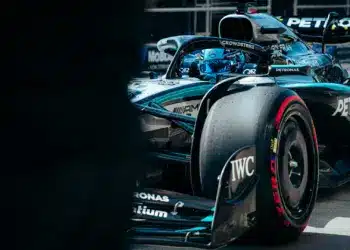 Russell nyert, Antonelli először dobogós, a két McLaren pedig ölre ment, és az egyikük kiesett