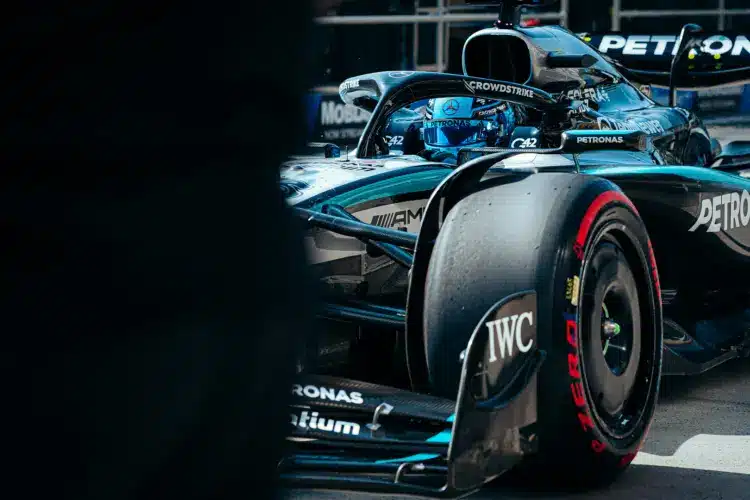 Russell nyert, Antonelli először dobogós, a két McLaren mpedig ölre ment és az egyikük kiesett