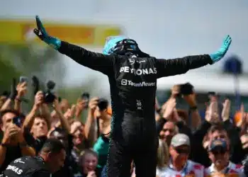 Az Aston Martin meglepő terve: Russell szerződtetése a 2026-os idényre!
