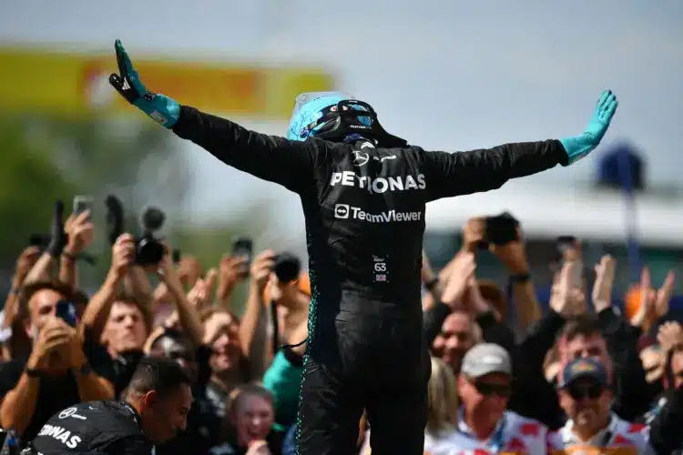 Az Aston Martin meglepő terve: Russell szerződtetése a 2026-os idényre!