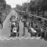 A rajt előtt: Bernd Rosemeyer a pole pozícióban, mellette szintén az Auto Union versenyzőjeként, Hans Stuck. Fotó: Fortepan / Horváth József
