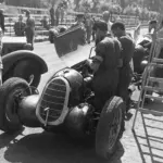 Az Alfa Romeó szerelőit figyeli az Automobil Clubok Nemzetközi Szövetségének ellenőre is. Fotó: Fortepan / Horváth József