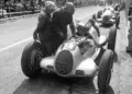 Rudolf Caracciola Mercedese a a szervizben. Fotó: Fortepan / Horváth József