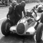 Rudolf Caracciola Mercedese a a szervizben. Fotó: Fortepan / Horváth József