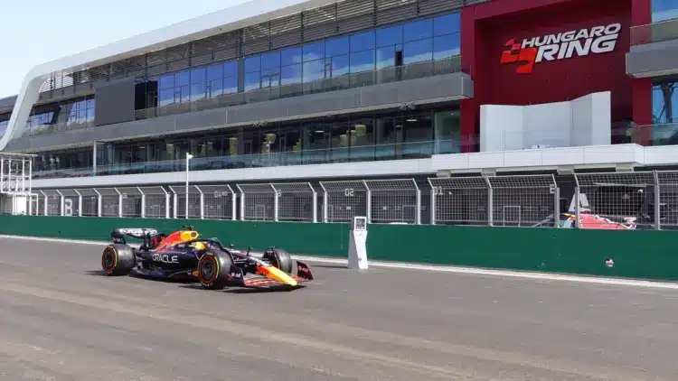Új korszak kezdődik Hungaroringen: Meglestük a felújítást, és egy meglepi F1-es autót!