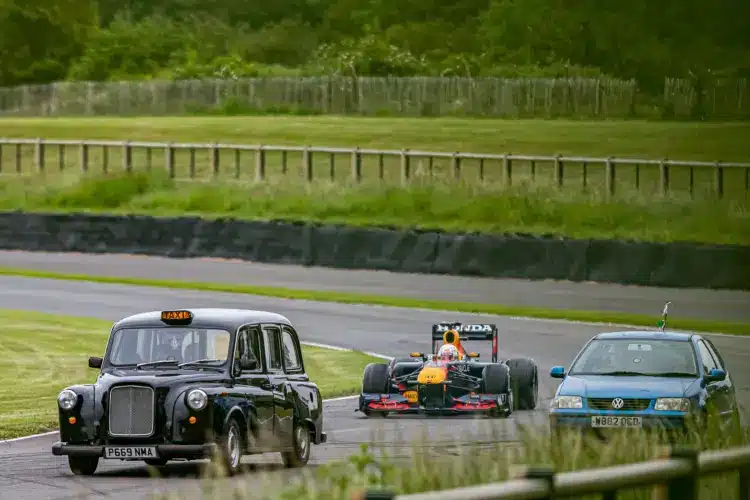 Kiakadtak a római taxisok azon állításon, hogy úgy vezetnek, mint Verstappen