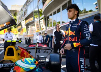 Már a debütálását készíti elő a Red Bull Lindblad-nek, aki egy AlphaTaurival tesztelt