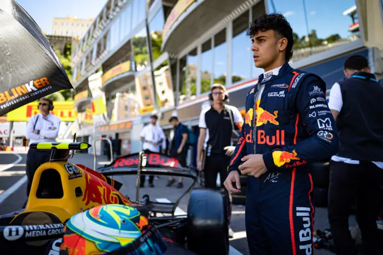 Már a debütálását készíti elő a Red Bull Lindblad-nek, aki egy AlphaTaurival tesztelt