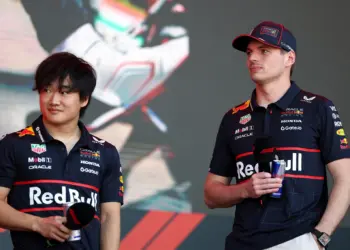Nem piskóta a srác! Verstappen megvédte Tsunodát